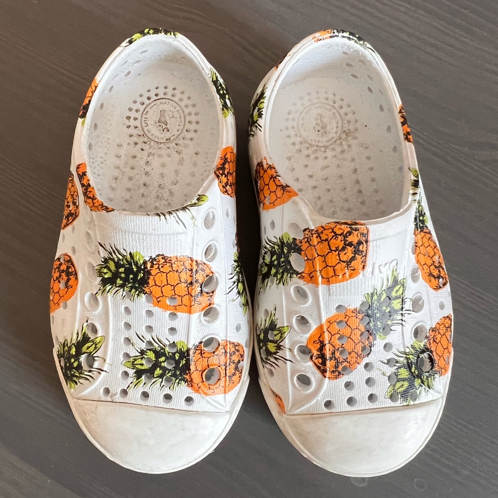 Native child size 5 pineapple shoes